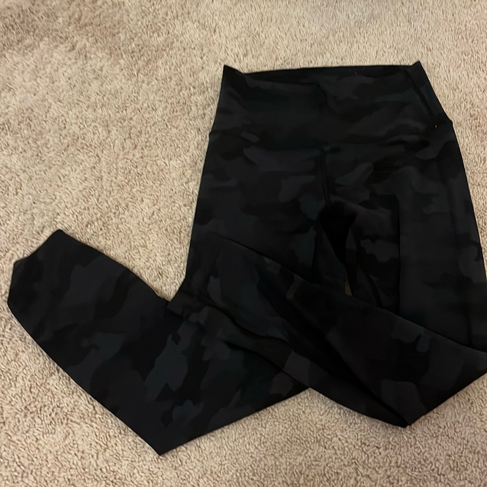 LULULEMON - black camouflage leggings - size 6 25 inch